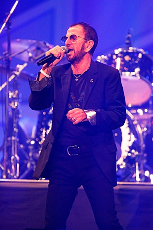 「リンゴ・スター 日本のフェスで大歓声、PerfumeやKHJ、ドリらも」