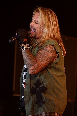 「KISSとツアー中のモトリー・クルー、公演切り上げヴィンス・ニールが緊急入院」