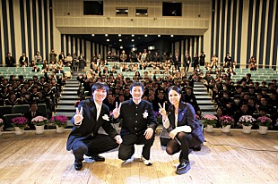 「AI 被災地の中学校でサプライズ、生徒のピアノ伴奏で「Story」歌唱」