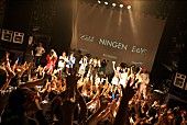 ＢＯ　ＮＩＮＧＥＮ「BO NINGEN 夙川、でんぱ組との3者コラボ中にステージ上でキス」1枚目/30