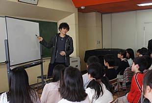 「実は先生になりたかった？　GACKTが小学校で特別授業実施」