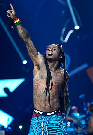 「退院したリル・ウェイン、元気な姿でビデオメッセージ公開」