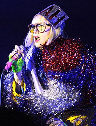 「人気モデル、リリー・コール出演のYYYs新曲ビデオ公開」