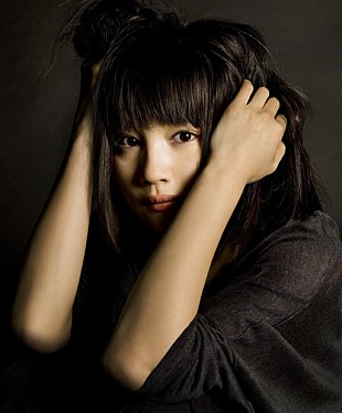 「現役女子高生の新山詩織 デビュー曲のミュージックビデオ解禁」