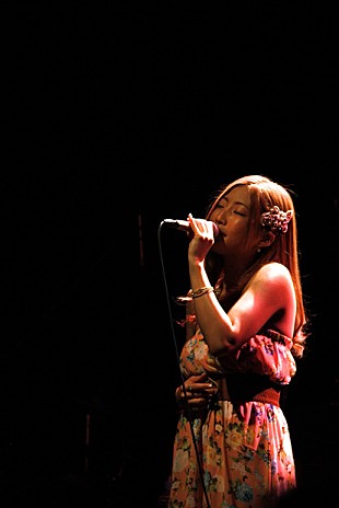 「壇蜜似!? 恋愛ソングの歌姫が豪華フルバンド編成ライブ」