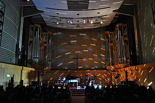 「最新シングルで初のTOP10入りのAimer 教会で感動ライブ」