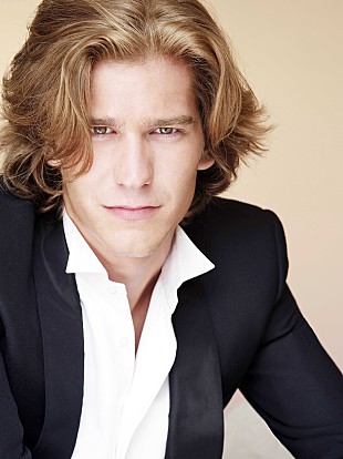 「葉加瀬太郎と共演！　仏イケメンテノール歌手アモリ・ヴァッシーリ初来日」