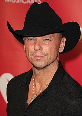 「ケニー・チェズニー、ボストン・マラソン被害者支援基金を発足」