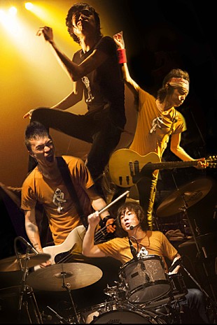 「ザ・クロマニヨンズ 入手困難のツアーに15本の追加公演が決定」