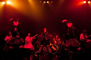 「BABYMETAL 初の全曲生バンド演奏ツアーは修行、初日公演が大盛況」