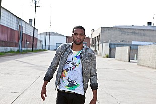 「ジェイソン・デルーロ “首倒立ダンス”が話題のニュー・シングルがリリースに」