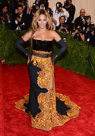 「ビヨンセ、脱水症状と過労によりドクターストップ」