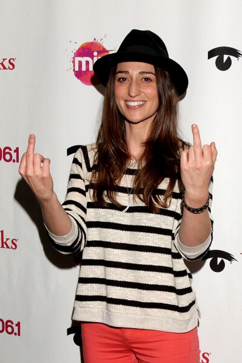 “間抜けなダンス”が印象的!?　サラ・バレリスが新曲MV公開