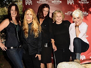 「ゴーゴーズの元ベーシストがメンバー4人を告訴」