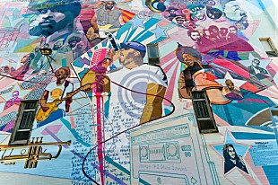 「ザ・ルーツ かつて落書きした地元の壁にバンドを称える絵が」