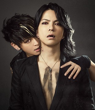 「VAMPS、新アーティスト写真はヴァンパイア　シングル・ジャケットも同時公開」