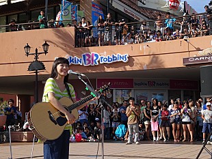 「miwa 誕生日に第二の故郷、沖縄でストリートライブ」