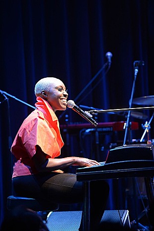 「ローラ・マヴーラ初来日公演 「人は弱くても大丈夫」と歌う破格の新人」