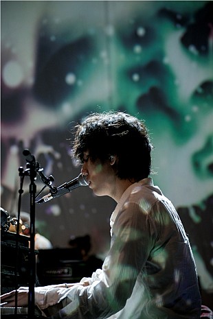 「illion、ロンドン初LIVE映像を5週連続公開」