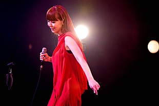 「土岐麻子、ソロ活動10年目にして初のホール公演となるワンマンライブ開催」