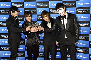 「金爆、初のレッドカーペット登場も衝撃のスーパーカーに困惑」