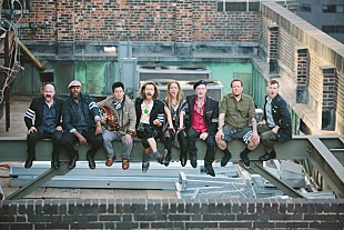 「NY発多国籍バンド、ゴーゴル・ボルデロのライブ映像が公開」