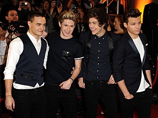 「1D、セクシー女装ほか名演披露の新曲ビデオが記録を更新」