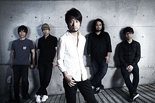 「ザ・マスミサイル 新曲MVで個性派俳優・池田鉄洋がキスシーンに挑戦」