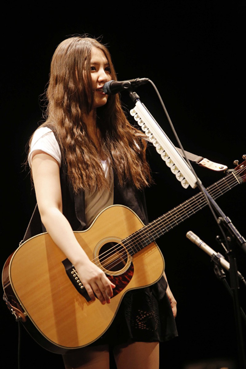 阿部真央 “シンガーソングライター冥利に尽きる”、ギター1本と歌声で1700人魅了 | Daily News | Billboard JAPAN
