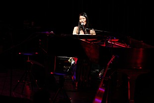 「中村 中アコースティックツアー、親密なクラブ空間で開催された“夜の海編”大阪公演ライブレポート」