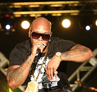 「フェスをボイコット!?　フロー・ライダー、賠償金支払いを免れる」