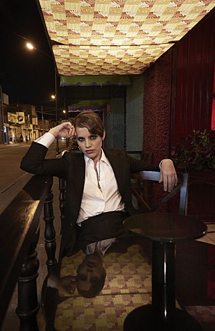 「アンナ・カルヴィ 最新シングルのビデオが公開、アルバムは10月に日本リリース」