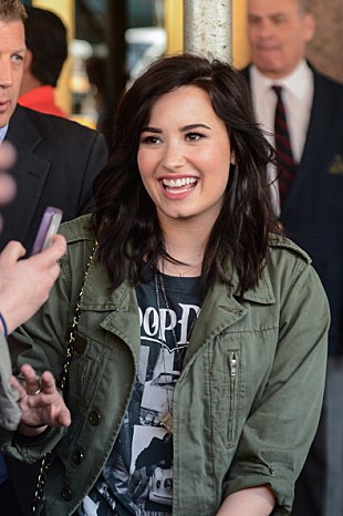 「薬物依存症等に苦しんだデミ・ロヴァート、執筆活動を開始」