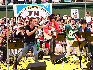 「靭公園テニスコートで行われた野外コンサート KAN、佐藤竹善、スタレビ、馬場俊英、鈴木雅之が抜群の歌唱力で奏でるハミング」