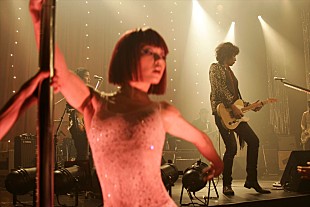 「斉藤和義の“R-20指定”ライブに潜入、R&amp;Rに乗せ夜の蝶が舞うアダルトな夜」