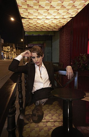 「海外メディア大絶賛のアンナ・カルヴィ、パリで開催したプレミア・ライブの映像が公開」