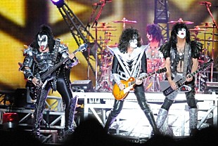 「KISS、7年ぶりの日本公演で完全無敵のロックンロール・ショー」
