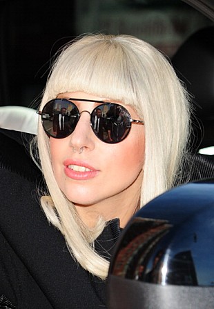 「レディー・ガガ、R.ケリーをフィーチャーした新曲リリースへ」