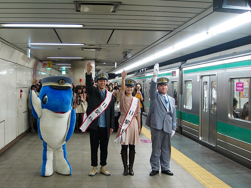 劇団四季ミュージカル『リトルマーメイド』のアリエルとエリックが大井町駅の一日駅長に