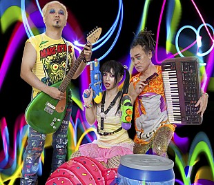 「鬼束ちひろ 新作ジャケ公開＆『トリック』主題歌「月光」入りベスト盤発売」