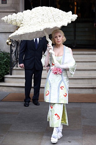 「レディー・ガガのデザインによるロゴが米全国紙を飾る」