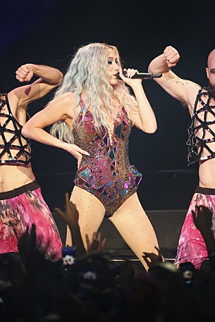 「KE$HA、ジャパンツアーにてやりたい放題のパーティー・アニマルっぷりを発揮」