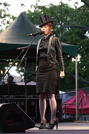 「スザンヌ・ヴェガ、新作ではなんと50セントをサンプリング」