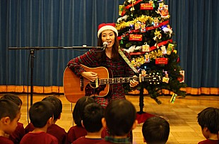 「住岡梨奈 “チョコツリー”の前で子どもたちとクリスマスコンサート」