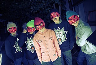 「覆面天狗バンド“ディスビズ”新ALフラゲ日に極寒船上MV公開」