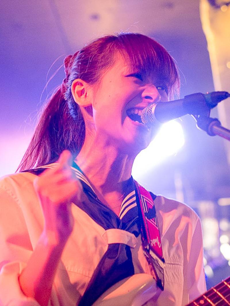 エセ女子高生を擁するミルタン 親戚が観ているライブで脱衣