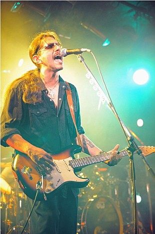 「来日直前、ロス・ロンリー・ボーイズが前回の来日公演のライブ映像を公開」