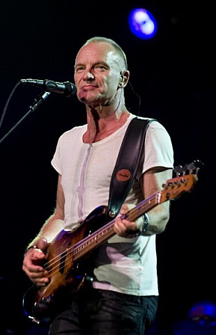 「俳優ロバート・ダウニーJr.、スティングとのデュエット映像が話題に」