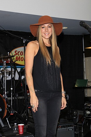 「コルビー・キャレイ、“革命的”な新曲のMVを公開」