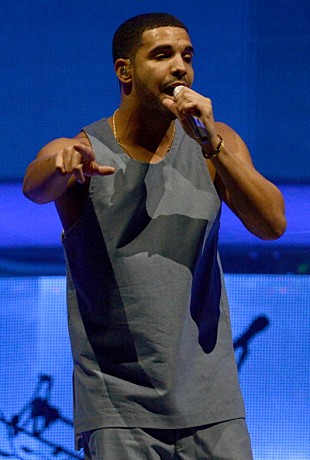 「ドレイク、出演していた学園ドラマの“悲しい男”を再現!?」